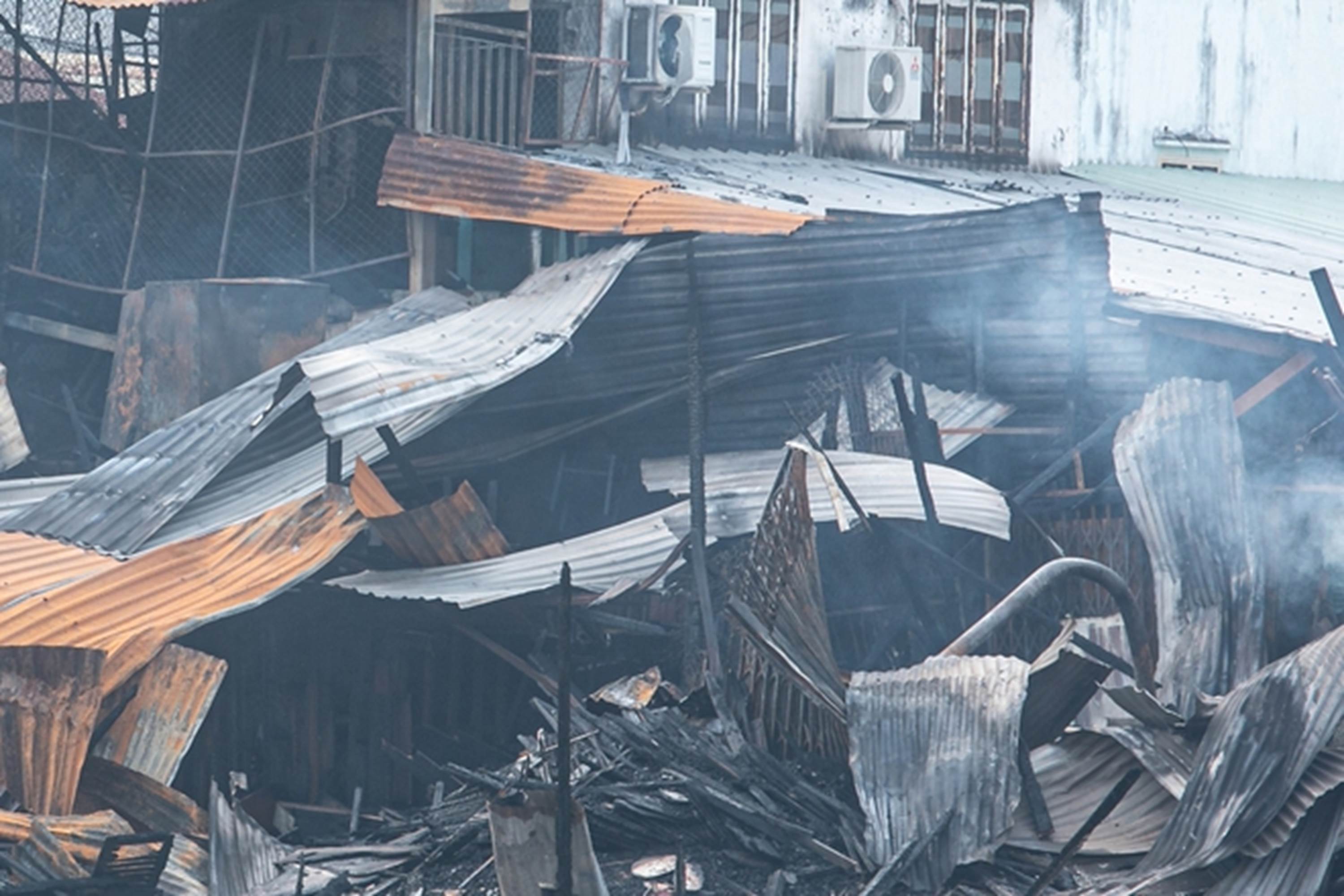 Cảnh hoang tàn sau vụ cháy dãy nhà ở quận 8-16