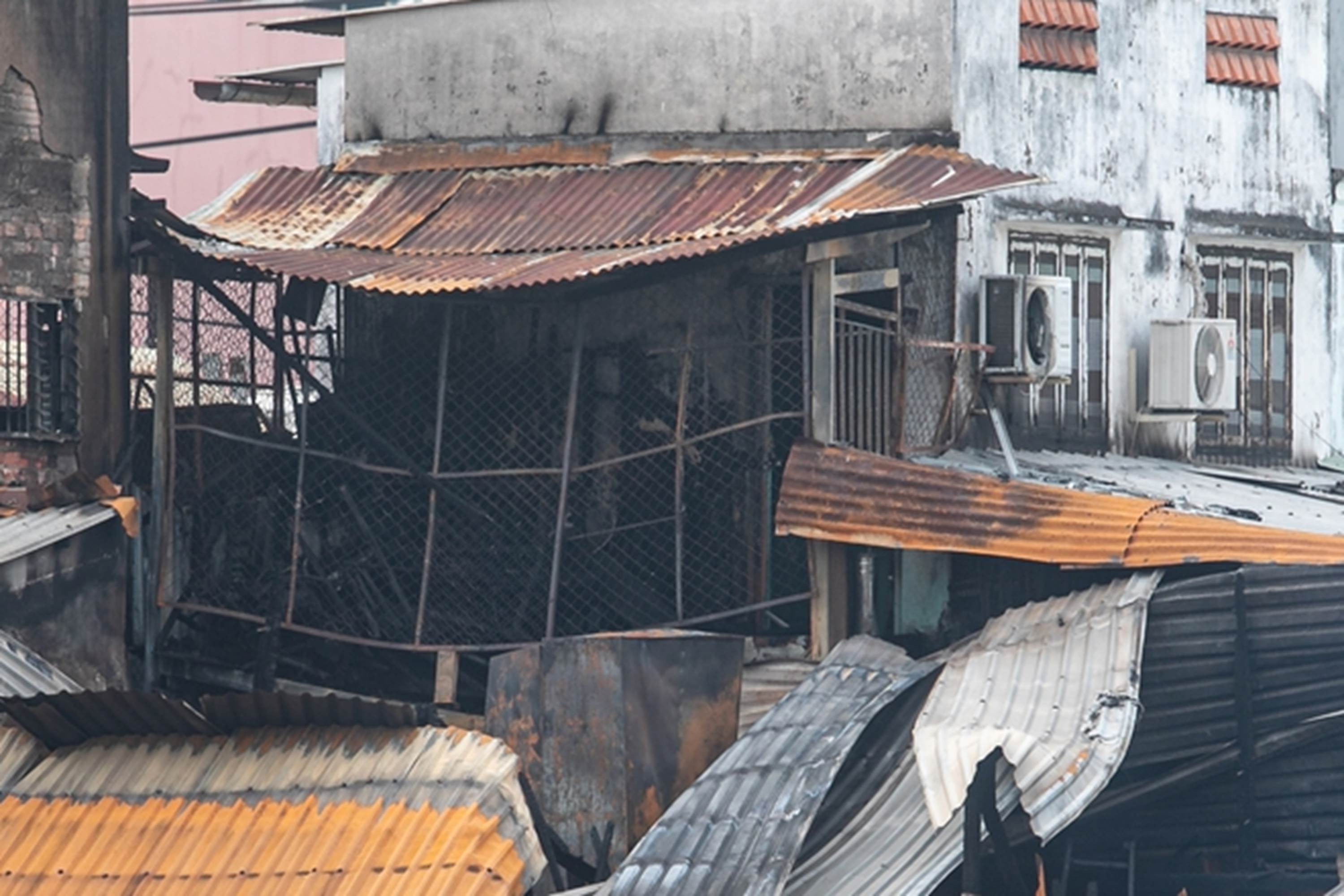 Cảnh hoang tàn sau vụ cháy dãy nhà ở quận 8-17