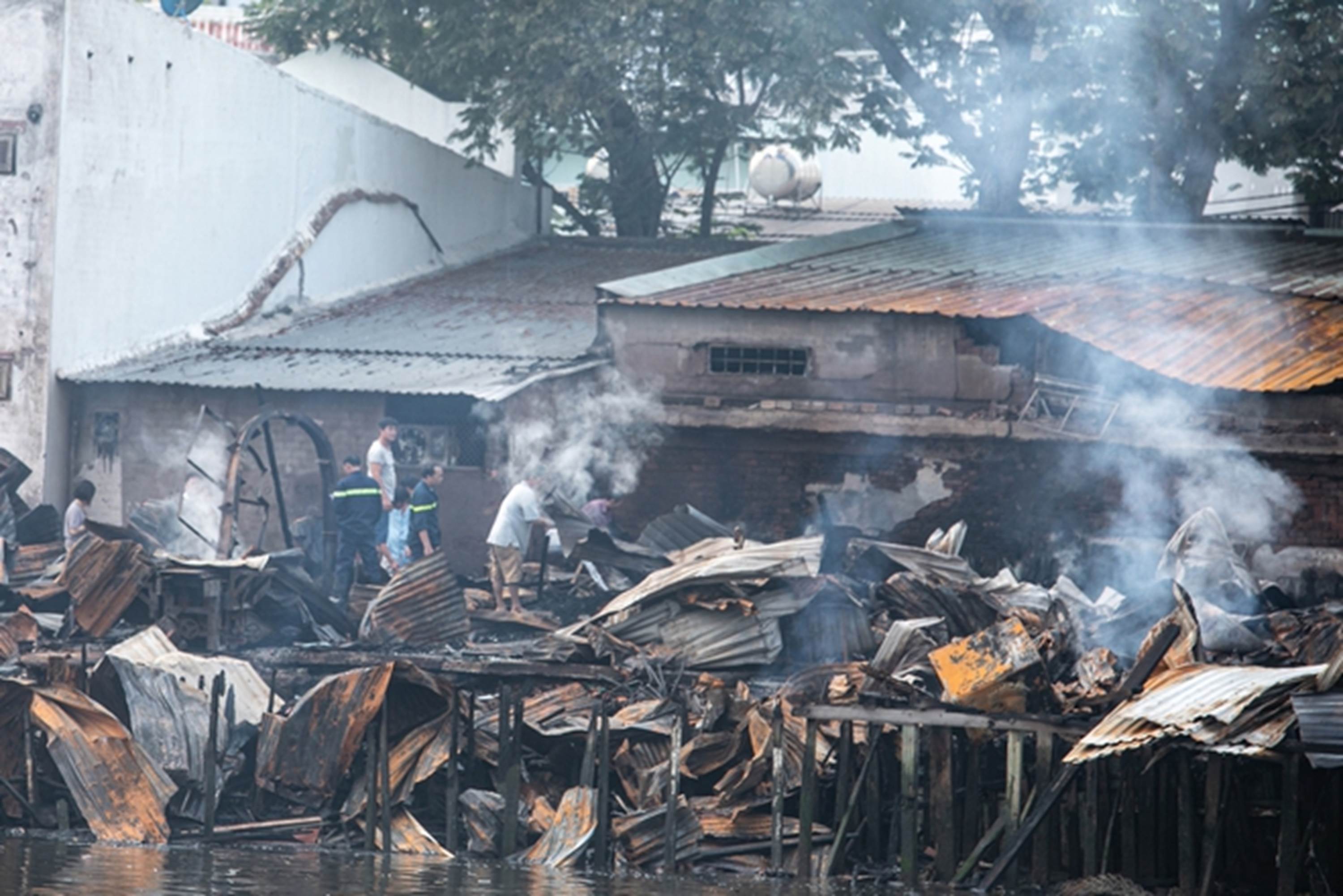 Cảnh hoang tàn sau vụ cháy dãy nhà ở quận 8-18