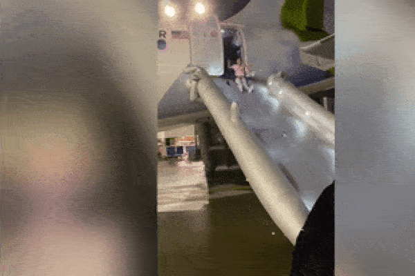 Máy bay bốc mùi nồng nặc, hành khách sơ tán bằng cầu phao thoát hiểm