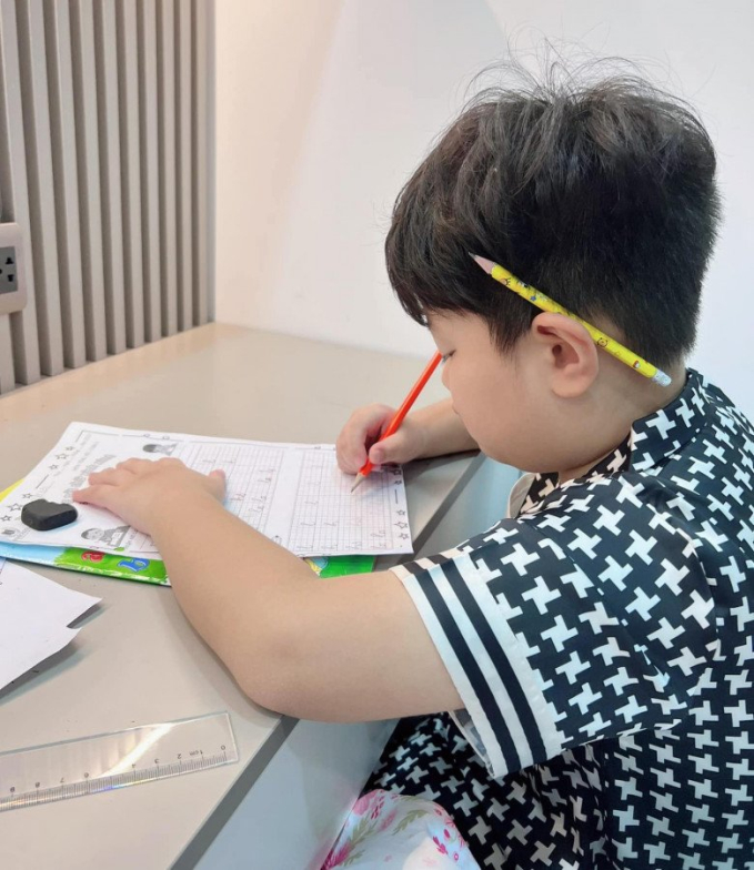 Cho con học trường tư xịn, thuê cả gia sư, vợ cũ Việt Anh vẫn... trầm cảm vì con trai học kém, làm bài kiểm tra nộp giấy trắng-2