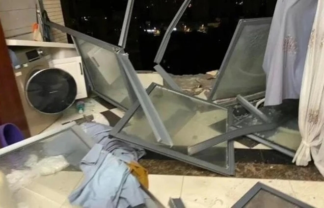 Gió thổi bay cửa sổ, 3 người đang ngủ ở chung cư bị cuốn xuống đất, tử vong-1