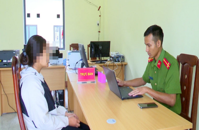 Đình chỉ 4 nữ sinh bắt bạn quỳ gối, đánh tới tấp vào mặt ở Kon Tum-2