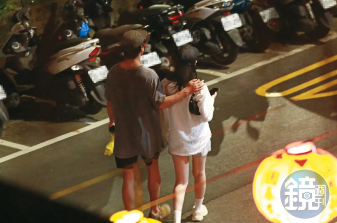 Nam diễn viên lộ clip ngoại tình, đưa người đẹp hơn 5 tuổi ra công viên thân mật khi bạn gái đi công tác-3