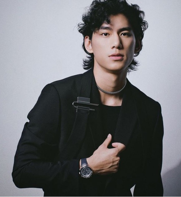 Nam diễn viên lộ clip ngoại tình, đưa người đẹp hơn 5 tuổi ra công viên thân mật khi bạn gái đi công tác-6