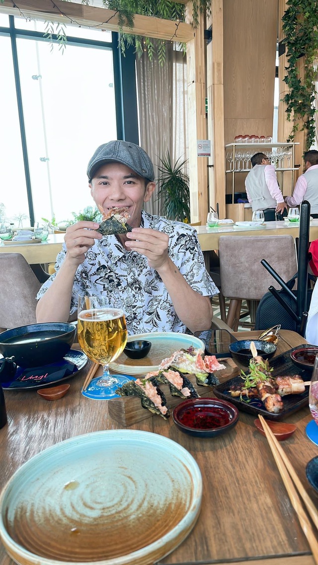 Ngoại hình gây lo lắng hiện tại của Kasim Hoàng Vũ: Sụt 15kg, bị biến dạng gương mặt vì 1 căn bệnh-1