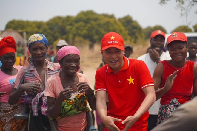 Trước khi mất kênh YouTube, đối mặt tổn thất khủng, Quang Linh Vlogs rực rỡ: Đầu tư 4 tỷ đồng cho trang trại 14ha ở Angola, làm phó Chủ tịch, sánh bước bên Hoa hậu Thuỳ Tiên-1