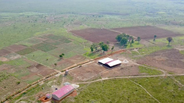 Trước khi mất kênh YouTube, đối mặt tổn thất khủng, Quang Linh Vlogs rực rỡ: Đầu tư 4 tỷ đồng cho trang trại 14ha ở Angola, làm phó Chủ tịch, sánh bước bên Hoa hậu Thuỳ Tiên-5