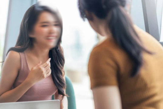 Đêm tân hôn, sắp đến giờ tắt đèn thì chị chồng gõ cửa, trao trả chiếc hộp nữ trang khiến tôi mừng khôn xiết-1