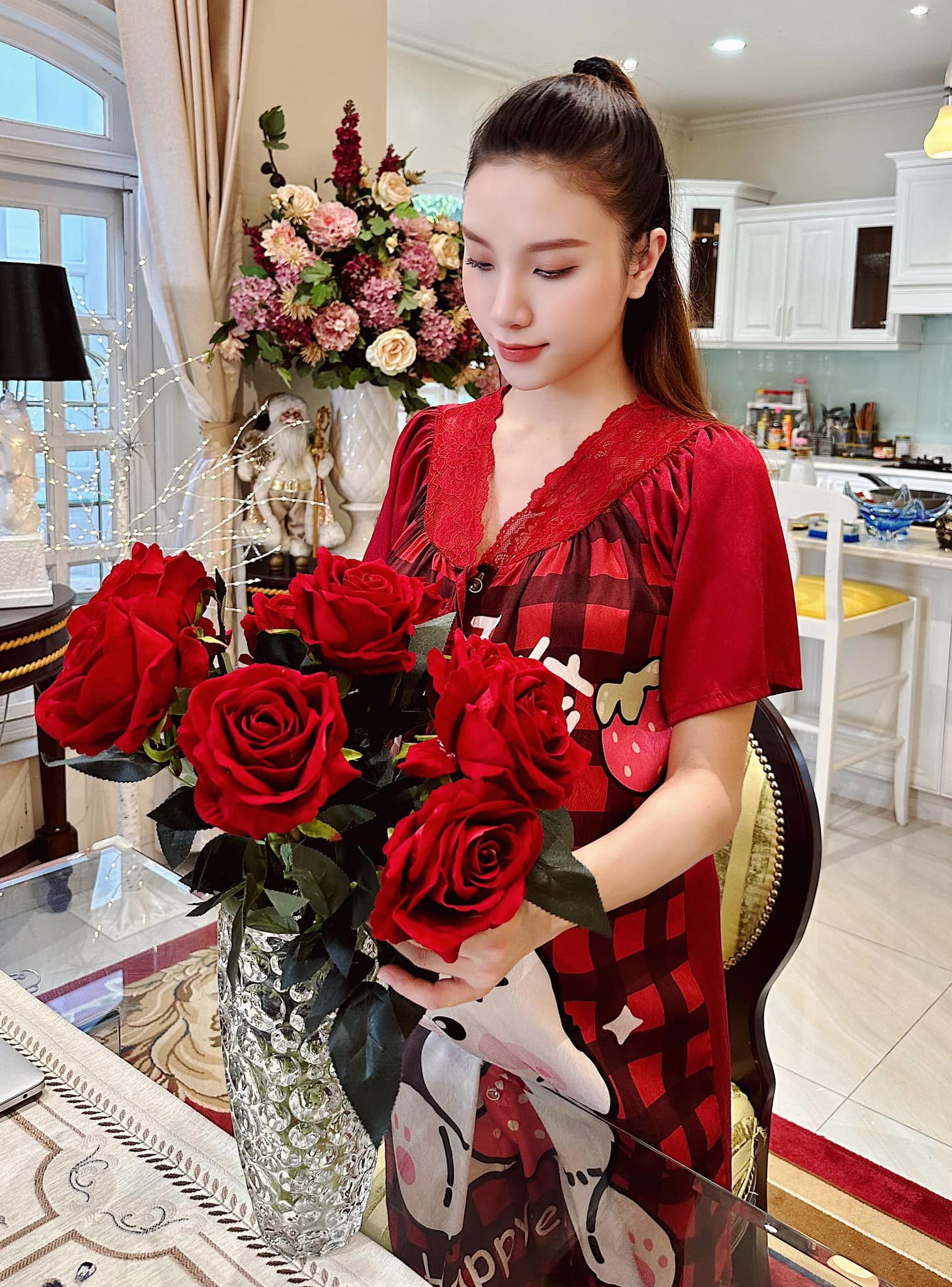 Nữ ca sĩ kín tiếng nhất hội bạn phú bà của Huyền Baby: Sự nghiệp ca hát mờ nhạt nhưng có Lamborghini 18 tỷ đồng-8