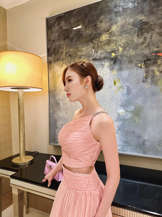 Nữ ca sĩ kín tiếng nhất hội bạn phú bà của Huyền Baby: Sự nghiệp ca hát mờ nhạt nhưng có Lamborghini 18 tỷ đồng-11