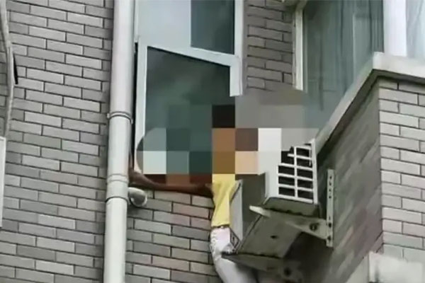 Vô tình thấy hàng xóm khỏa thân khi trèo ra sửa cục nóng điều hòa, người đàn ông gặp họa khôn lường-1