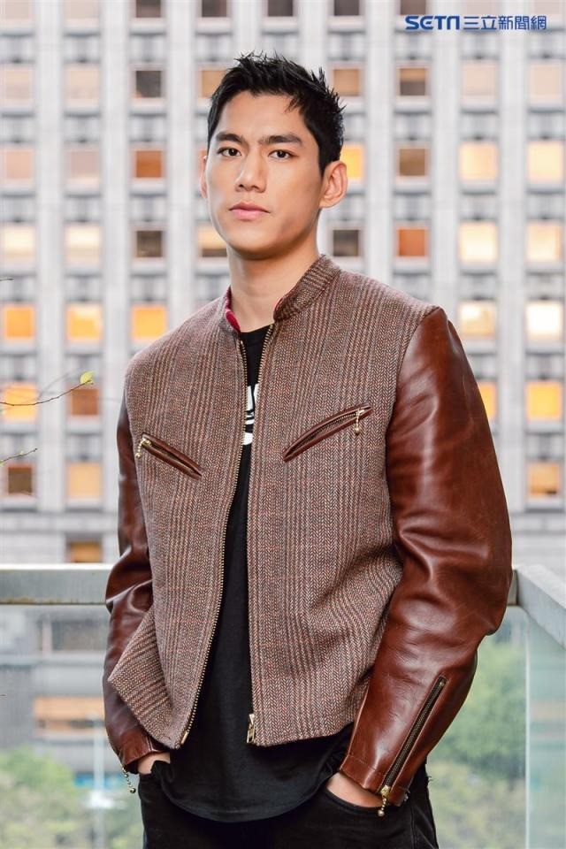 Chân dung nam diễn viên bị bắt quả tang ngoại tình ở công viên-13