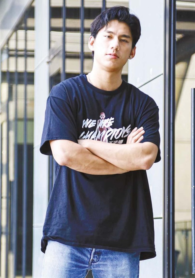 Chân dung nam diễn viên bị bắt quả tang ngoại tình ở công viên-10