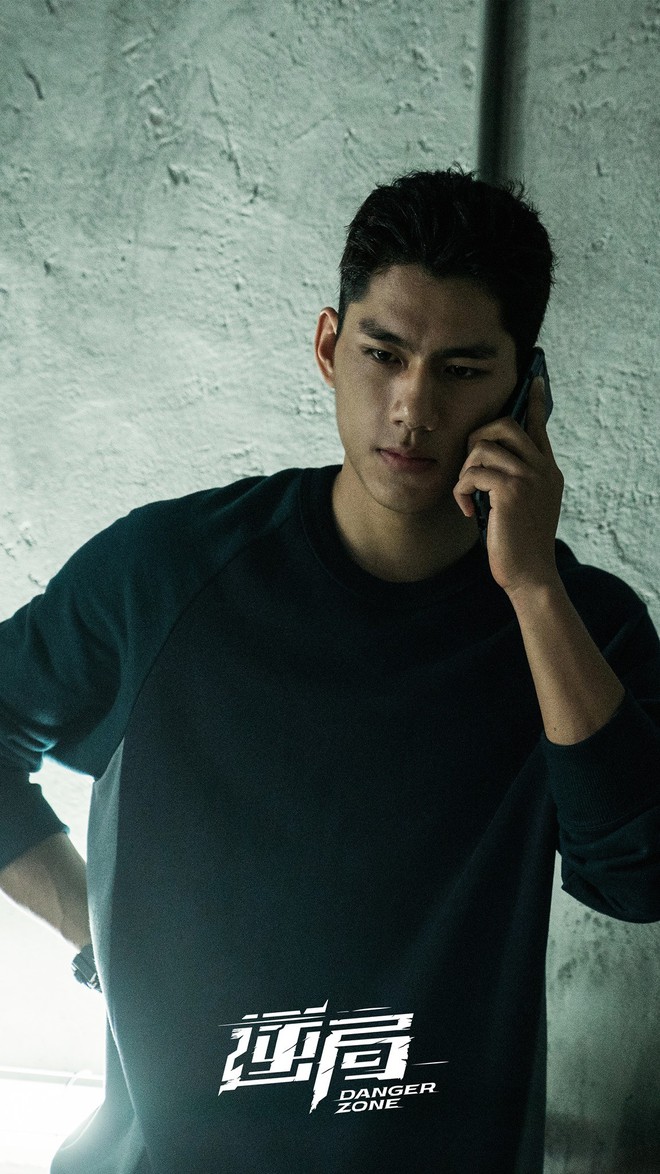 Chân dung nam diễn viên bị bắt quả tang ngoại tình ở công viên-9