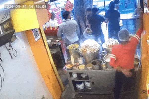 Clip: Ô tô mất lái lao vào lề đường khiến 10 người thương vong-1