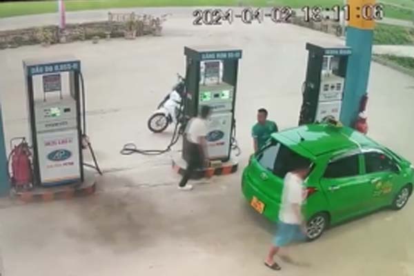 Người phụ nữ phơi quần áo, ngã từ tầng 4 xuống mái nhà hàng xóm-3