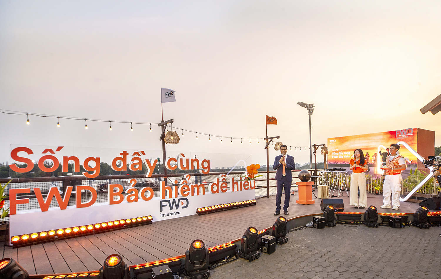 Chiến dịch truyền thông mới của FWD: Thực tế và truyền động lực-1