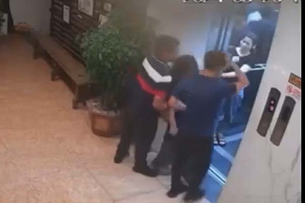 Một người đàn ông ngoại quốc nghi sàm sỡ bé gái ở quận Gò Vấp-2