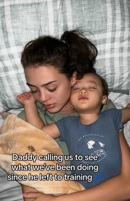 Vợ Tây của Bùi Tiến Dũng lộ mắt thâm quầng, đưa con trai đến sân bay hội ngộ với chồng chỉ vỏn vẹn một tiếng rồi lại xa nhau-5