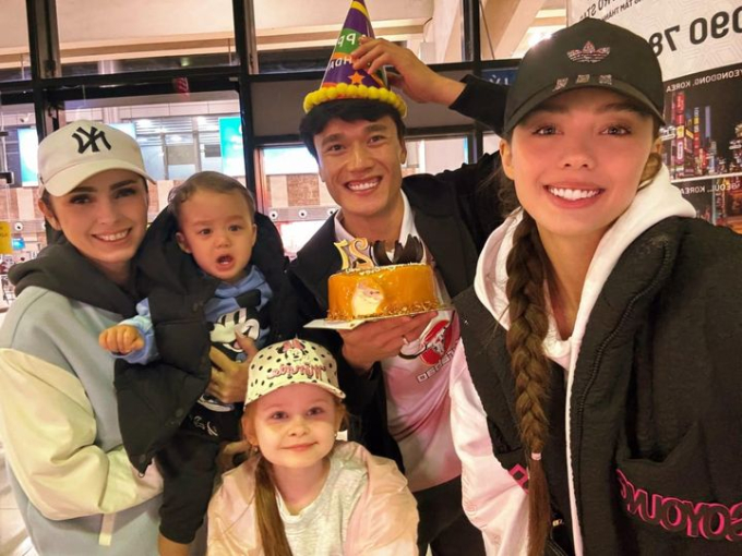 Vợ Tây của Bùi Tiến Dũng lộ mắt thâm quầng, đưa con trai đến sân bay hội ngộ với chồng chỉ vỏn vẹn một tiếng rồi lại xa nhau-4