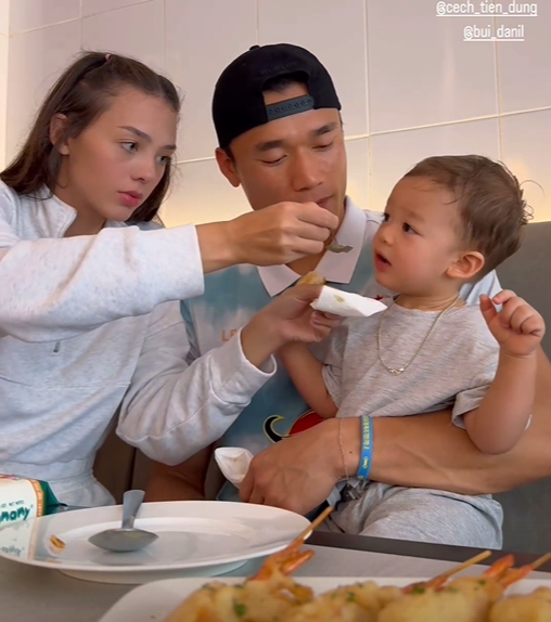 Vợ Tây của Bùi Tiến Dũng lộ mắt thâm quầng, đưa con trai đến sân bay hội ngộ với chồng chỉ vỏn vẹn một tiếng rồi lại xa nhau-1