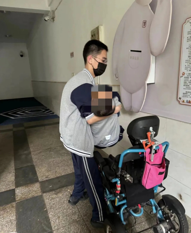 Hình ảnh đẹp nhất khi động đất xảy ra: Nam sinh bế bạn khuyết tật ra khỏi lớp bất chấp nguy hiểm-2