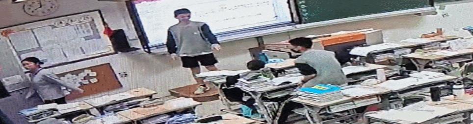 Hình ảnh đẹp nhất khi động đất xảy ra: Nam sinh bế bạn khuyết tật ra khỏi lớp bất chấp nguy hiểm-1