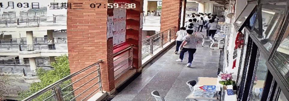 Hình ảnh đẹp nhất khi động đất xảy ra: Nam sinh bế bạn khuyết tật ra khỏi lớp bất chấp nguy hiểm-3