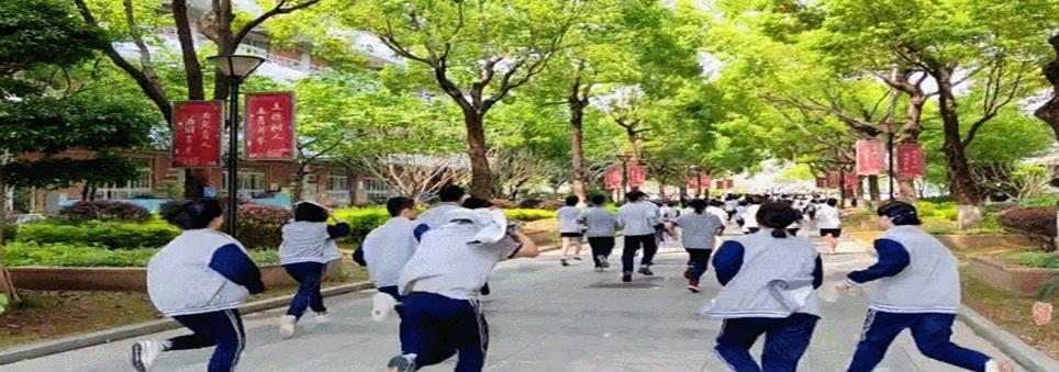 Hình ảnh đẹp nhất khi động đất xảy ra: Nam sinh bế bạn khuyết tật ra khỏi lớp bất chấp nguy hiểm-4