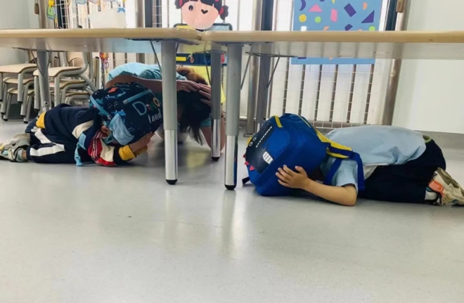 Hình ảnh đẹp nhất khi động đất xảy ra: Nam sinh bế bạn khuyết tật ra khỏi lớp bất chấp nguy hiểm-10