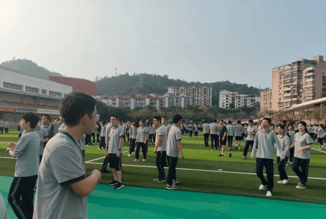 Hình ảnh đẹp nhất khi động đất xảy ra: Nam sinh bế bạn khuyết tật ra khỏi lớp bất chấp nguy hiểm-6