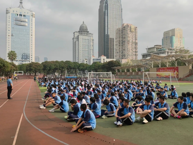 Hình ảnh đẹp nhất khi động đất xảy ra: Nam sinh bế bạn khuyết tật ra khỏi lớp bất chấp nguy hiểm-7