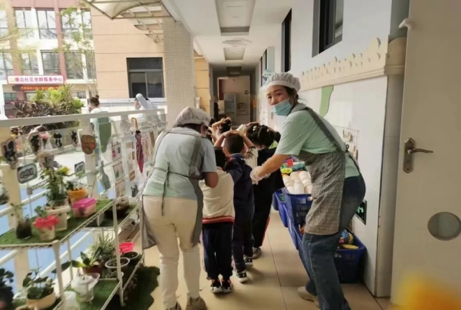 Hình ảnh đẹp nhất khi động đất xảy ra: Nam sinh bế bạn khuyết tật ra khỏi lớp bất chấp nguy hiểm-8