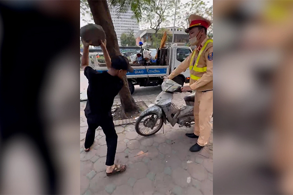 Thông tin bất ngờ về người đàn ông mặc áo quần giống nhà sư, hành động bất thường-2