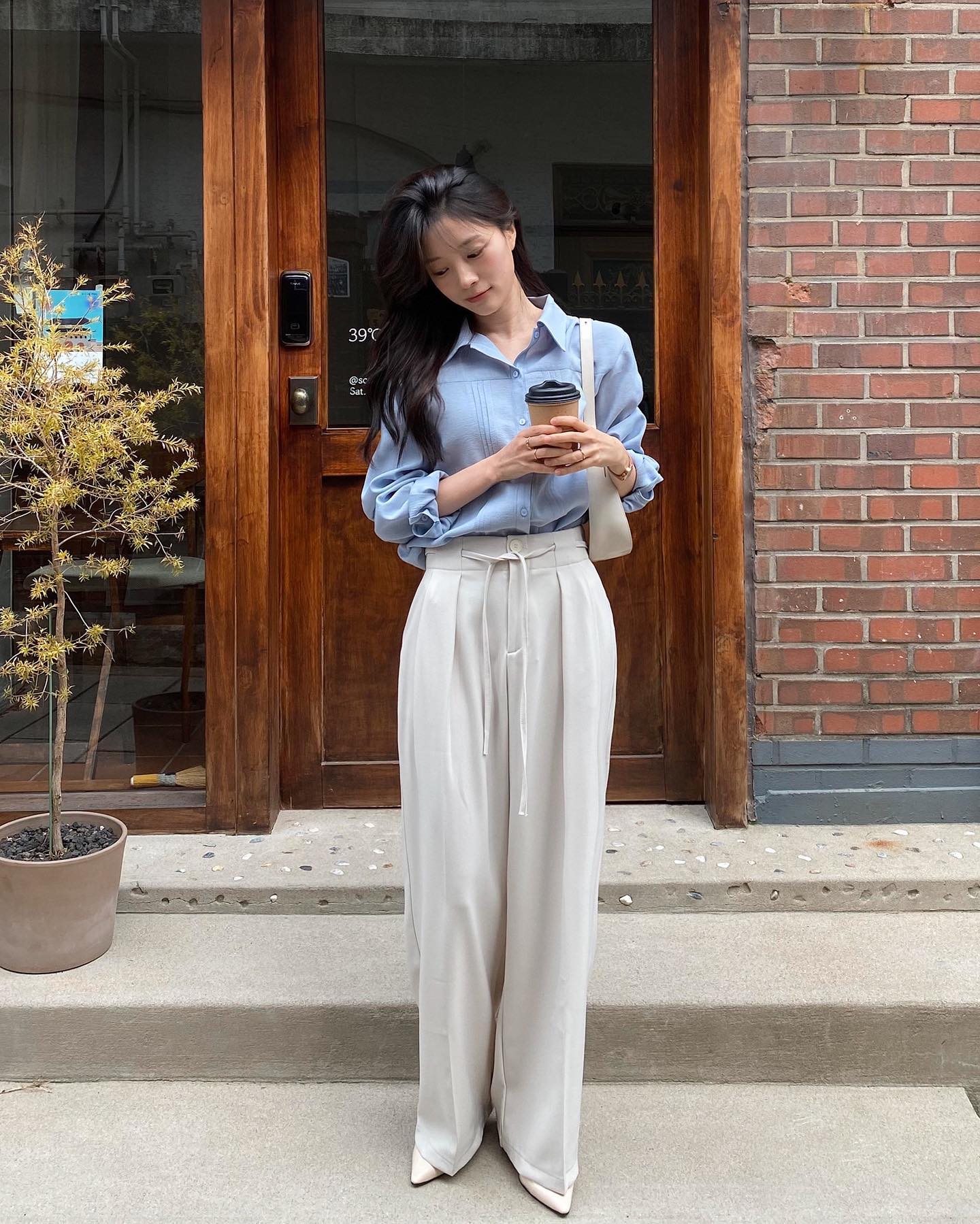 Mặc đẹp không khó với 10 cách phối áo sơ mi và quần ống rộng chuẩn sành điệu-1