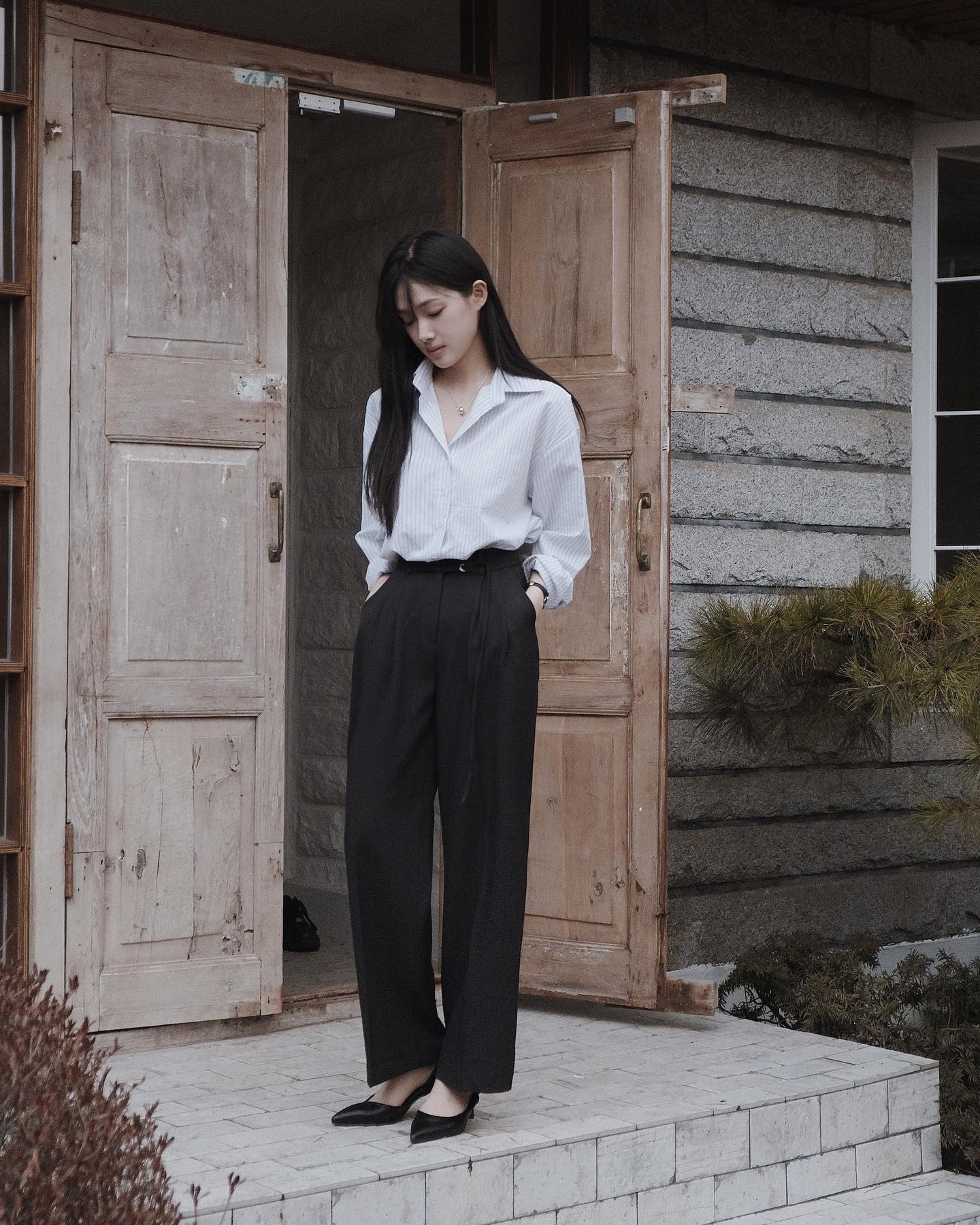 Mặc đẹp không khó với 10 cách phối áo sơ mi và quần ống rộng chuẩn sành điệu-3