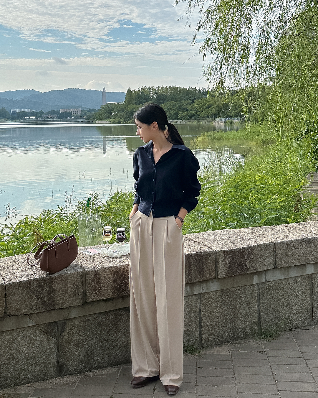 Mặc đẹp không khó với 10 cách phối áo sơ mi và quần ống rộng chuẩn sành điệu-7