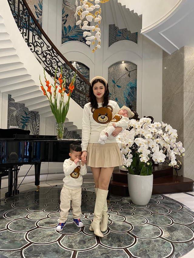 Á hậu cao 1m81 từ chối thi quốc tế về lấy chồng đại gia hơn 16 tuổi: Giờ 1 nách 2 con, sống trong biệt thự nằm  giữa phố-6