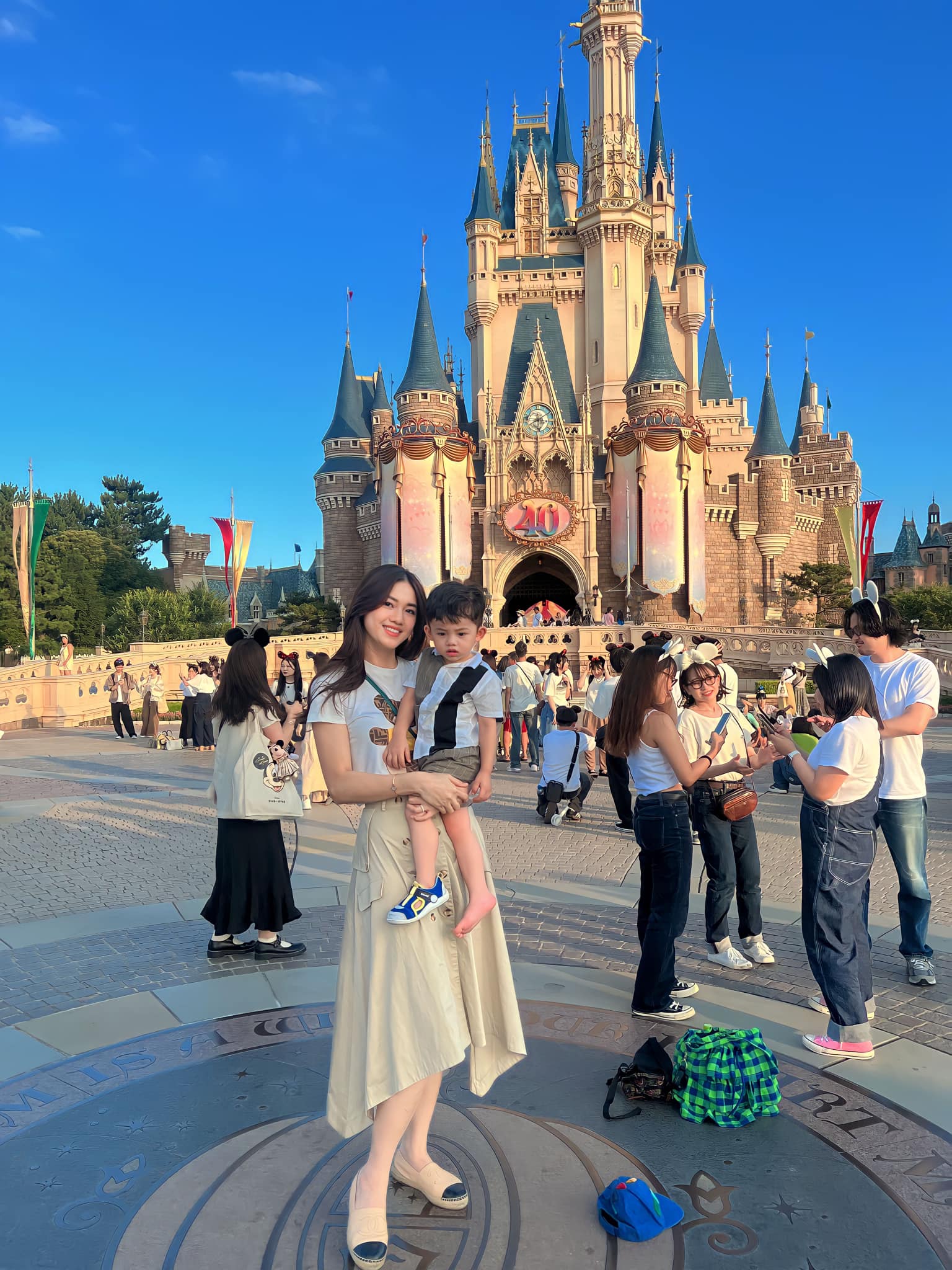 Á hậu cao 1m81 từ chối thi quốc tế về lấy chồng đại gia hơn 16 tuổi: Giờ 1 nách 2 con, sống trong biệt thự nằm  giữa phố-12