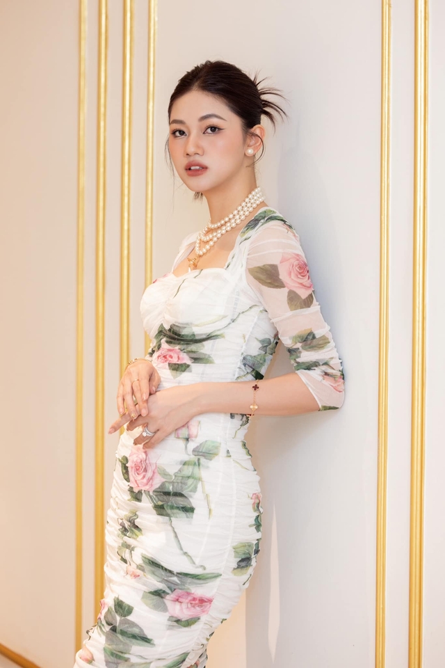 Á hậu cao 1m81 từ chối thi quốc tế về lấy chồng đại gia hơn 16 tuổi: Giờ 1 nách 2 con, sống trong biệt thự nằm  giữa phố-1