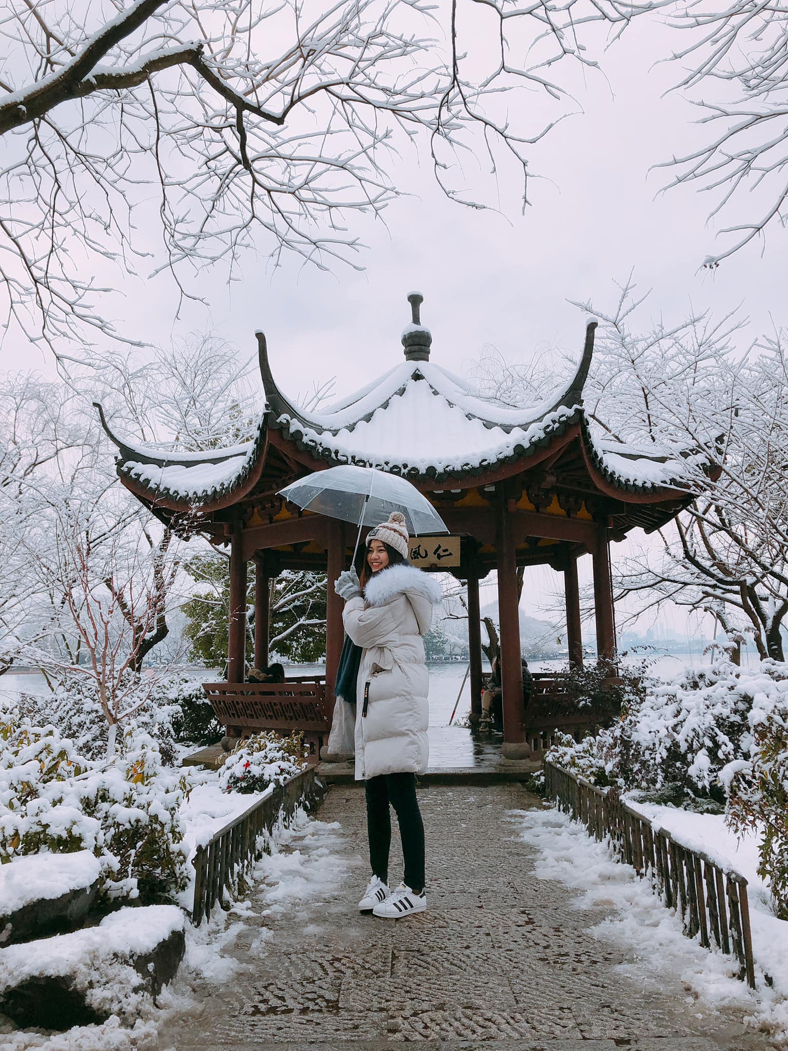 Á hậu cao 1m81 từ chối thi quốc tế về lấy chồng đại gia hơn 16 tuổi: Giờ 1 nách 2 con, sống trong biệt thự nằm  giữa phố-11