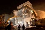 Khoảnh khắc người dân hoảng loạn bỏ chạy trước khi tòa nhà đổ sập do động đất-1