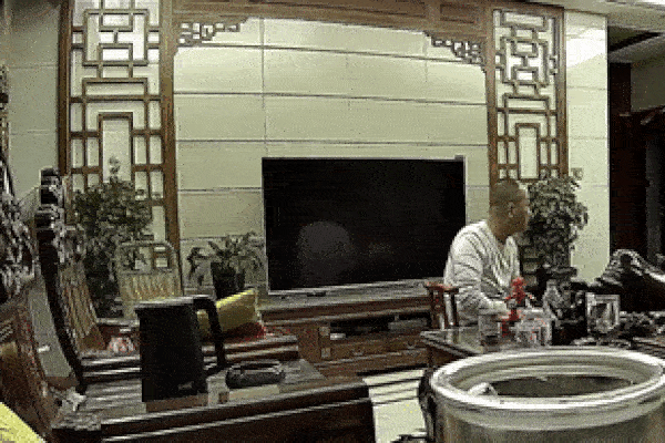 Người hùng nhảy xuống sông cứu người phụ nữ đang chới với dưới dòng nước-1