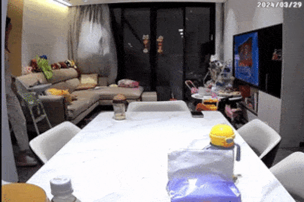 Clip: Cửa kính bất ngờ vỡ tan trước mặt người phụ nữ đang đứng ngáp-1