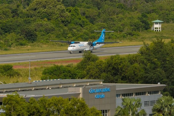 Giá vé máy bay dịp 30/4-1/5 cao ngất, khách than bay nước ngoài còn hơn-2