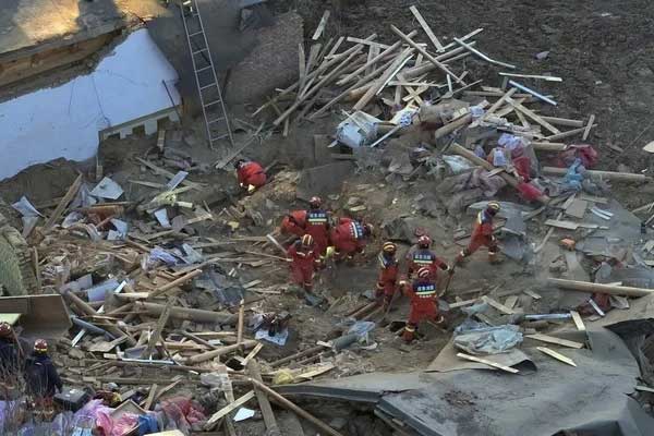 Động đất kinh hoàng tại Đài Loan: Cảnh tượng nữ hộ lý liều mình bảo vệ bệnh nhân giữa cơn địa chấn khiến nhiều người cảm động-2