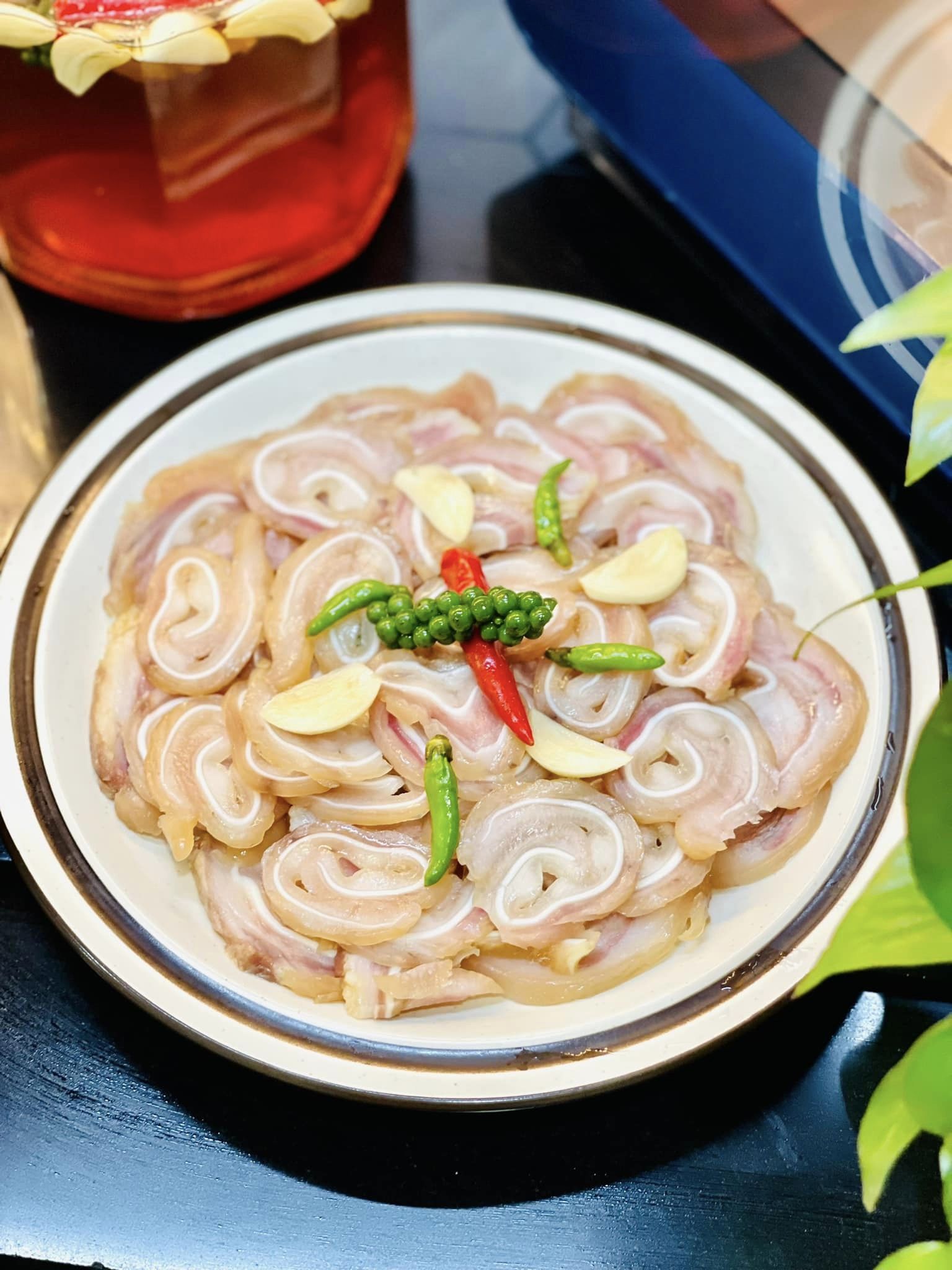 Bộ phận chứa đầy collagen của con heo, ăn nhiều đẹp da khỏe xương, ngâm mắm thơm giòn sần sật-1