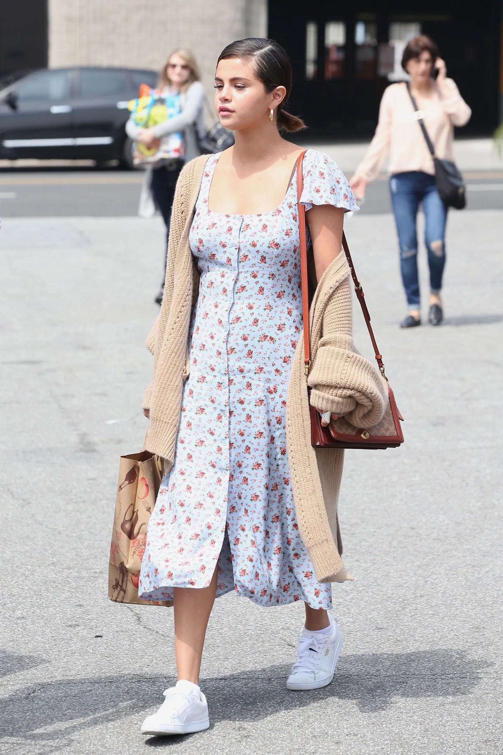 4 mẫu váy làm nên phong cách mùa hè xinh tươi, bay bổng của Selena Gomez-1