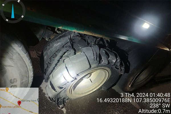 Mặt đường nóng tới 63 độ, nhiều ô tô bị nổ lốp ở cao tốc Cam Lộ - La Sơn-1